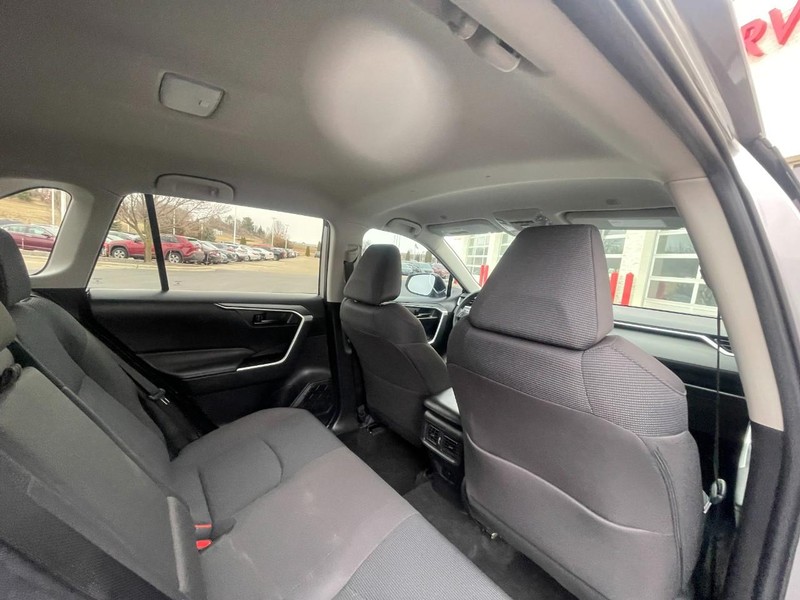 Toyota RAV4 Vehicle Image 13