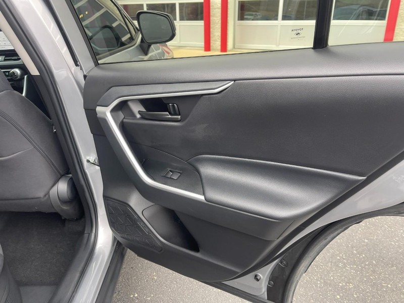 Toyota RAV4 Vehicle Image 14