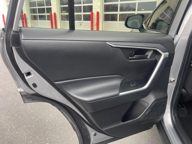 Toyota RAV4 Vehicle Image 17