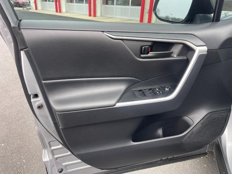 Toyota RAV4 Vehicle Image 19