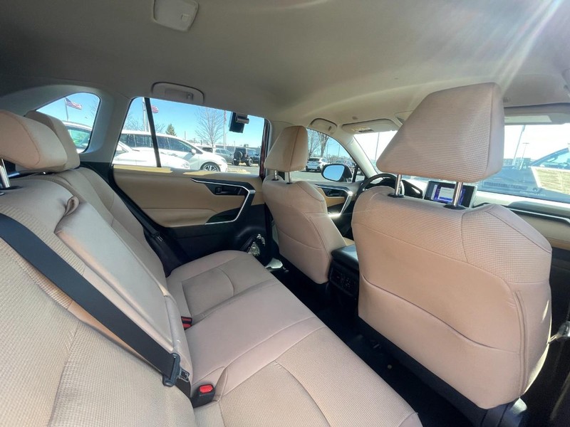 Toyota RAV4 Vehicle Image 09