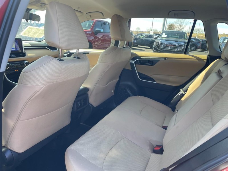Toyota RAV4 Vehicle Image 12
