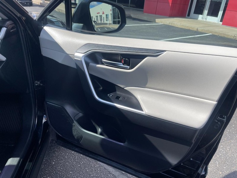 Toyota RAV4 Vehicle Image 11