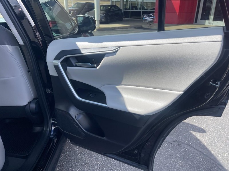 Toyota RAV4 Vehicle Image 12