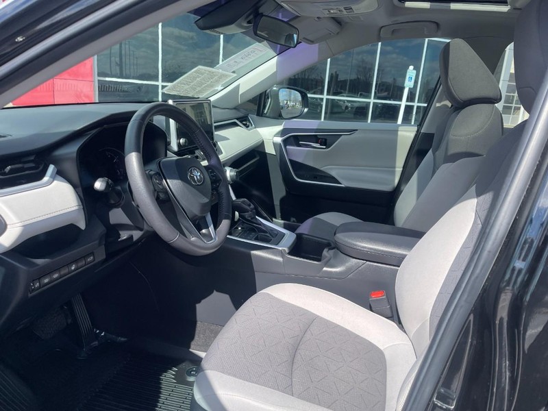 Toyota RAV4 Vehicle Image 16