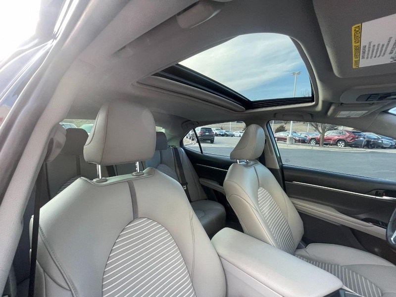 Toyota Camry Vehicle Image 11