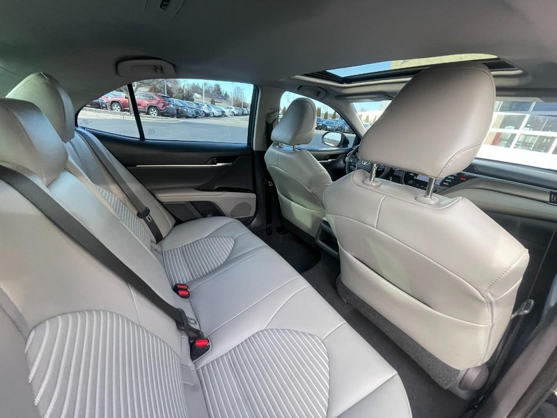 Toyota Camry Vehicle Image 14