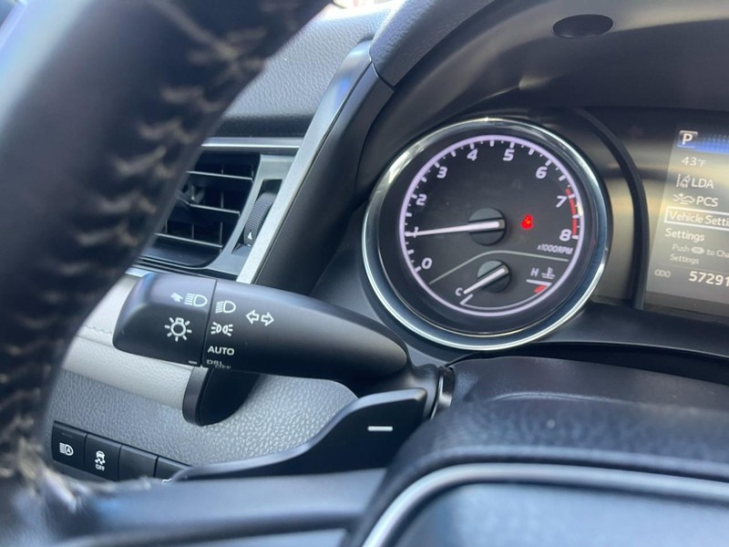 Toyota Camry Vehicle Image 25