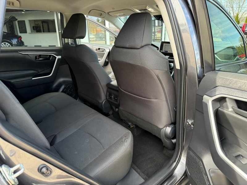 Toyota RAV4 Vehicle Image 15