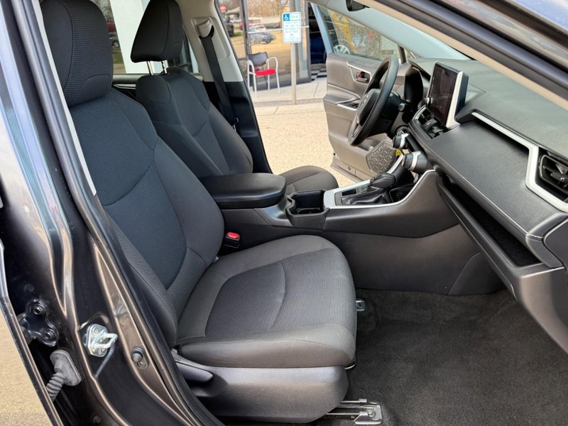 Toyota RAV4 Vehicle Image 16