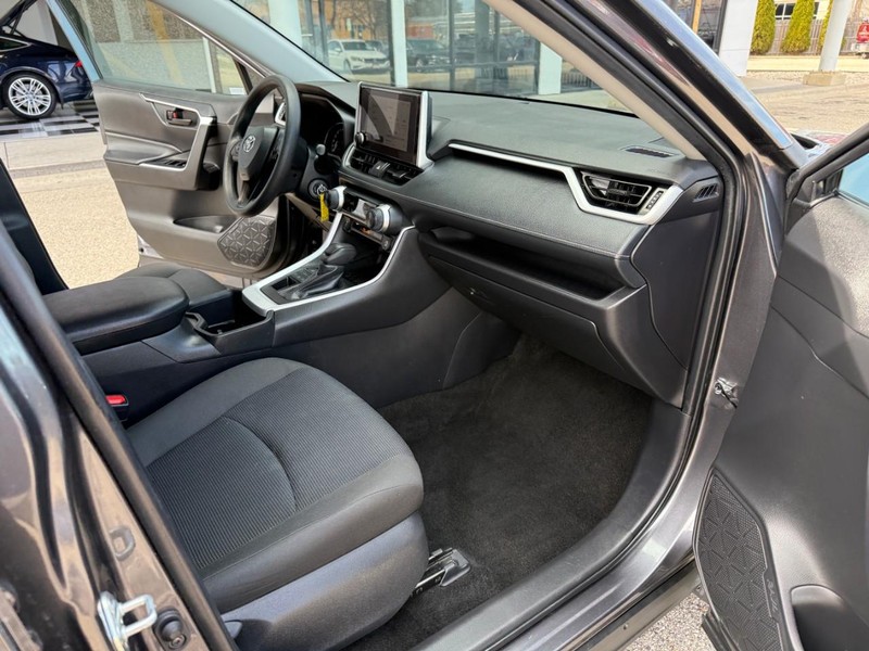 Toyota RAV4 Vehicle Image 17