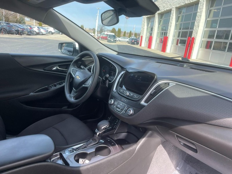 Chevrolet Malibu Vehicle Image 09