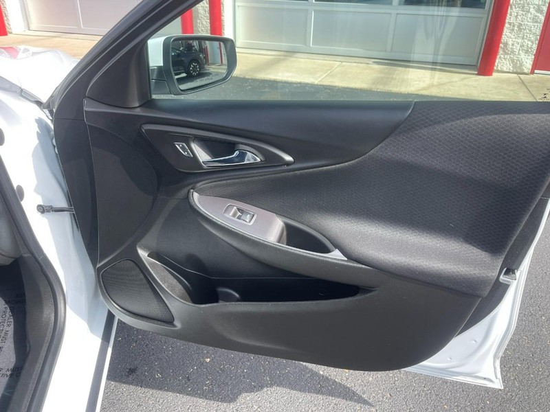 Chevrolet Malibu Vehicle Image 11