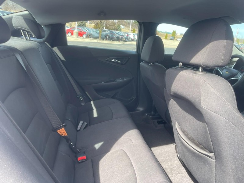 Chevrolet Malibu Vehicle Image 12