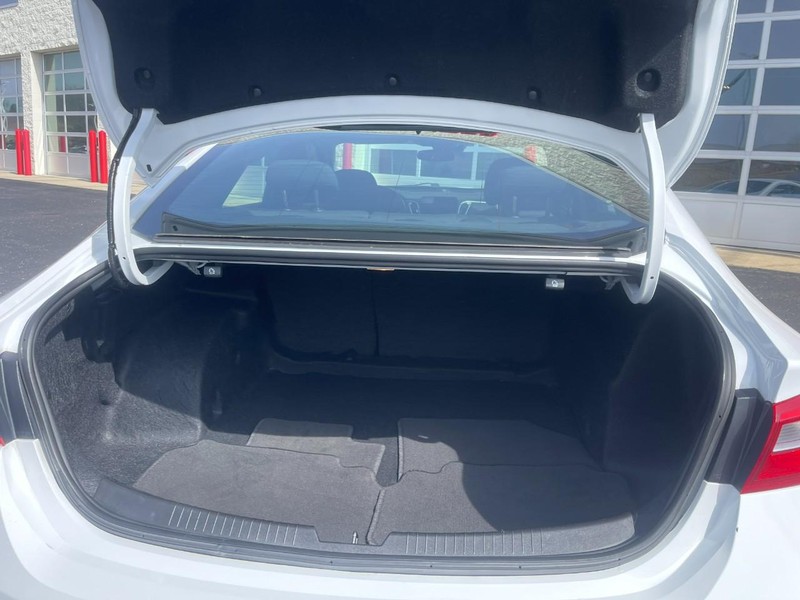 Chevrolet Malibu Vehicle Image 14