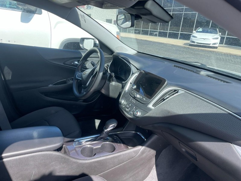 Chevrolet Malibu Vehicle Image 02