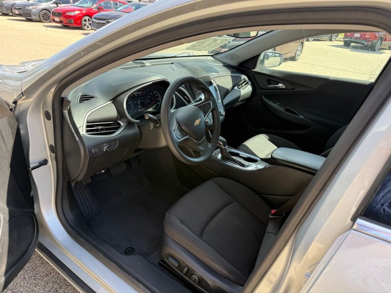 Chevrolet Malibu Vehicle Image 10