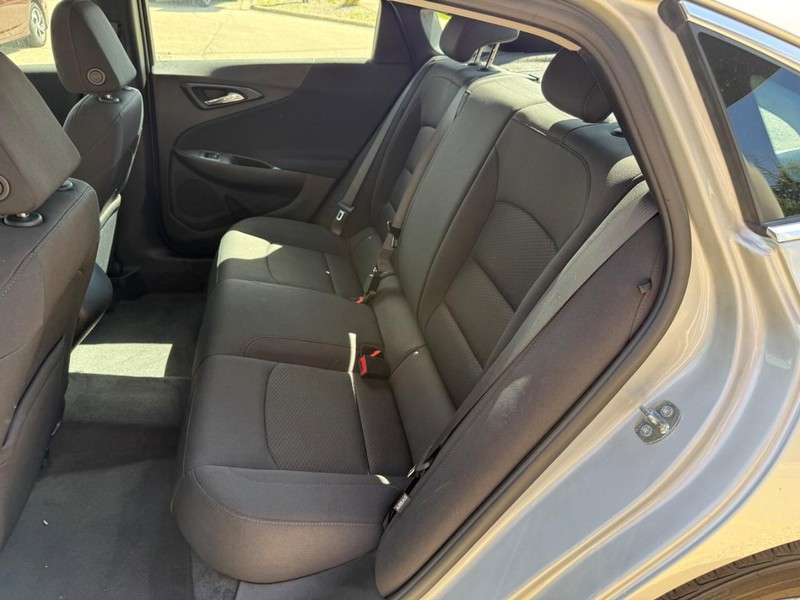 Chevrolet Malibu Vehicle Image 11