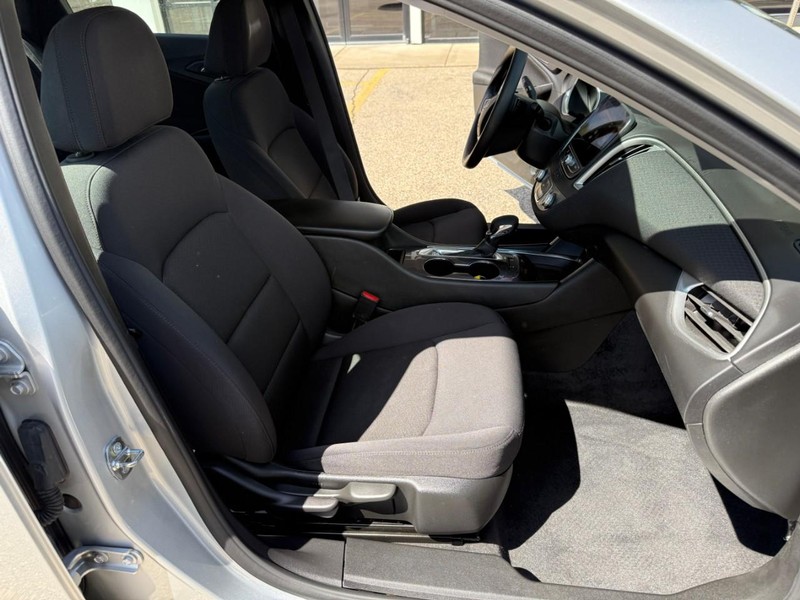 Chevrolet Malibu Vehicle Image 16