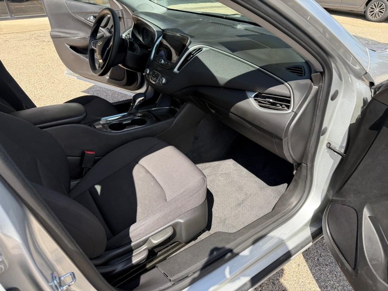 Chevrolet Malibu Vehicle Image 17