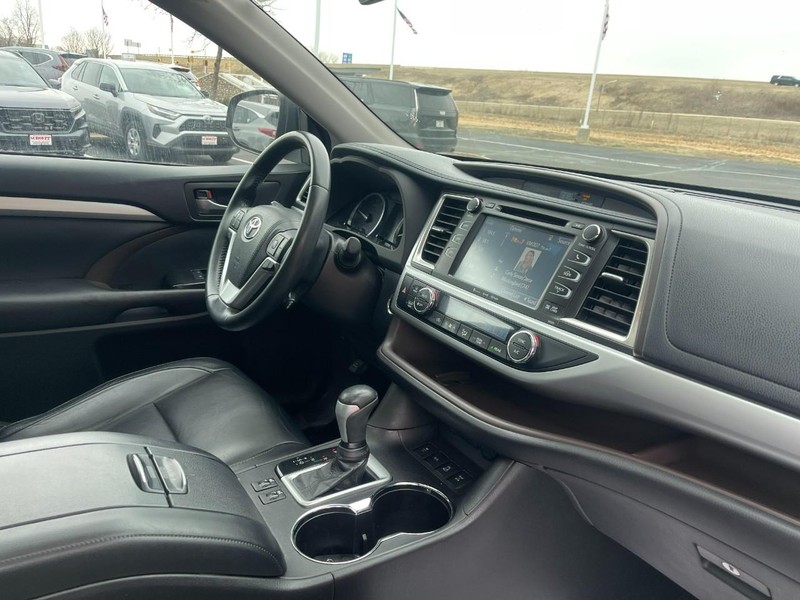 Toyota Highlander Vehicle Image 02