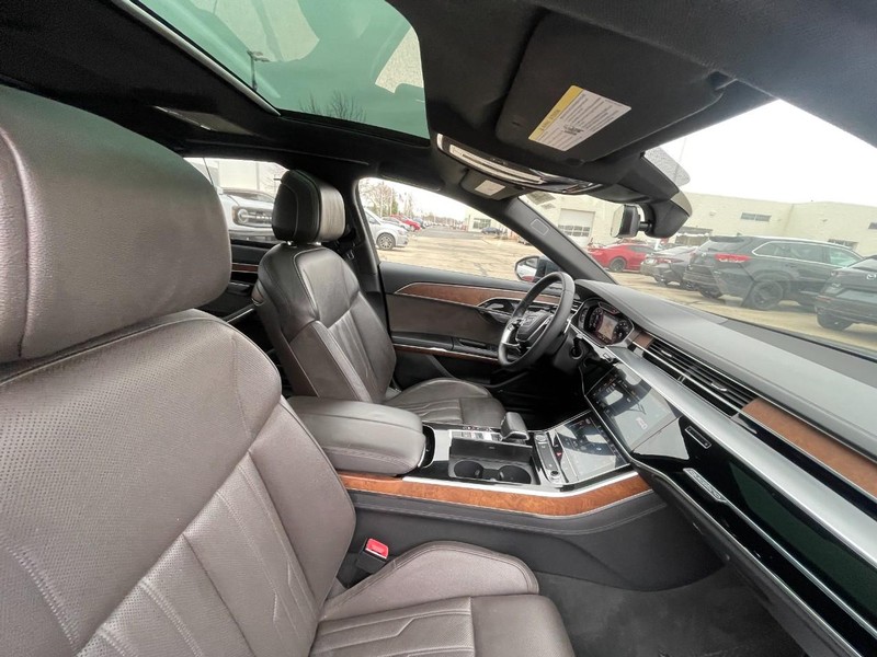 Audi A8 Vehicle Full-screen Gallery Image 04