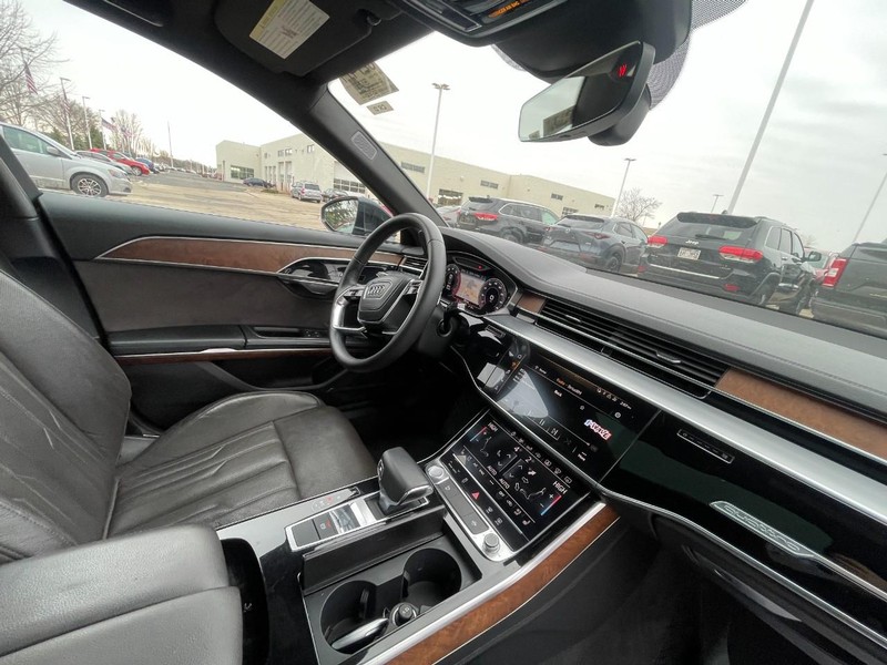 Audi A8 Vehicle Full-screen Gallery Image 05