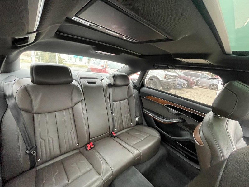 Audi A8 Vehicle Full-screen Gallery Image 06