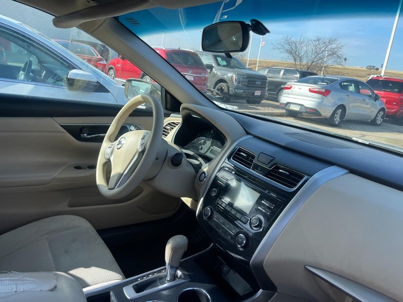 Nissan Altima Vehicle Image 02