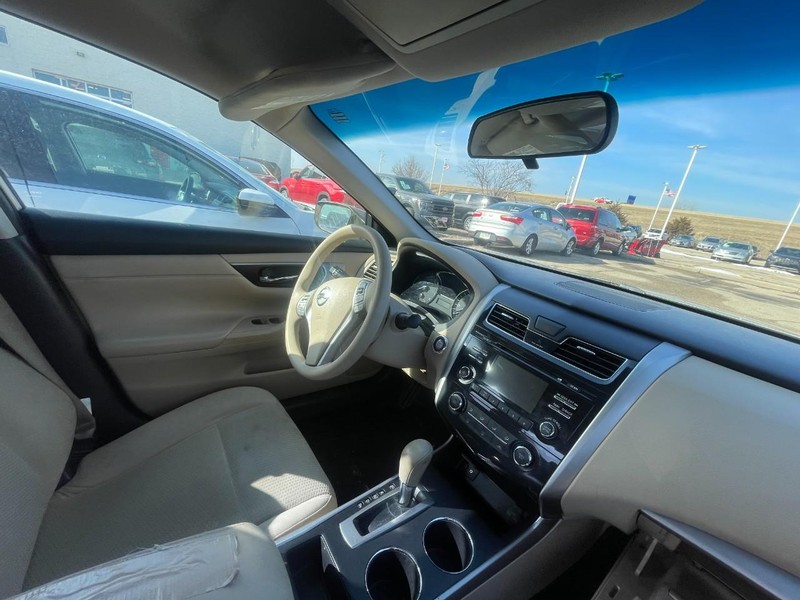 Nissan Altima Vehicle Image 04