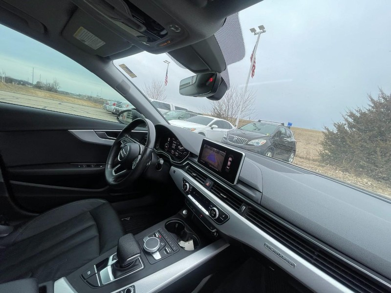 Audi A4 Vehicle Full-screen Gallery Image 05