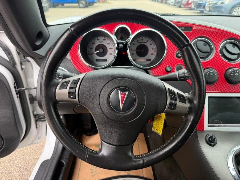 Pontiac Solstice Vehicle Image 13