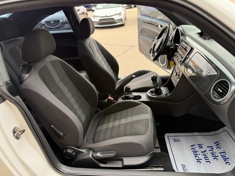 Volkswagen Beetle Vehicle Image 19