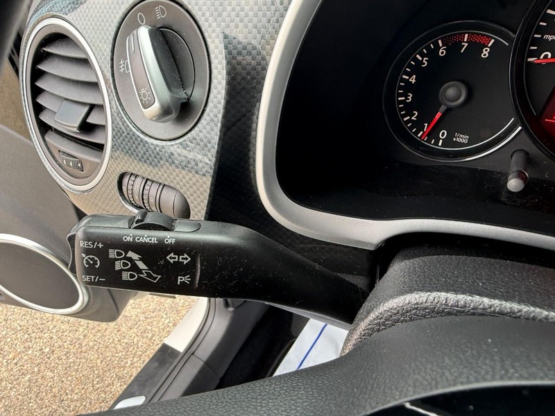 Volkswagen Beetle Vehicle Image 23