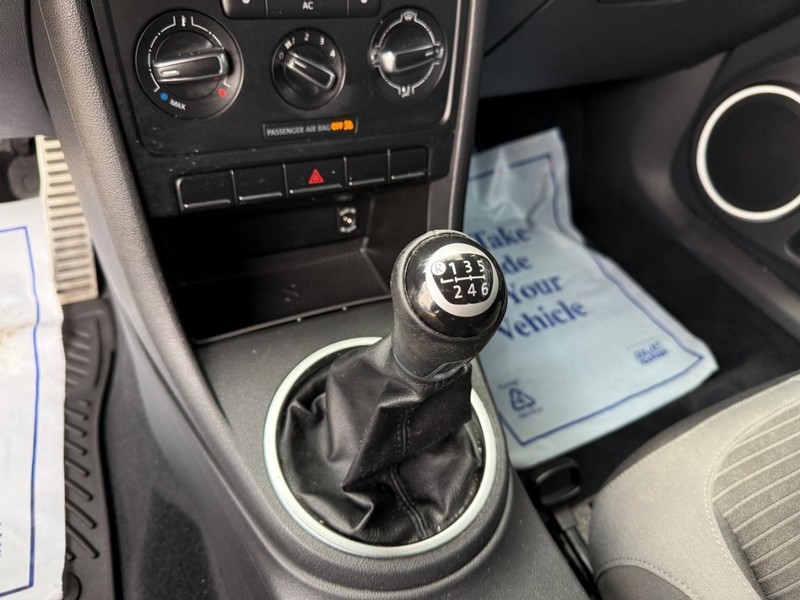 Volkswagen Beetle Vehicle Image 28