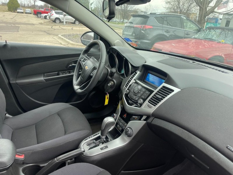 Chevrolet Cruze Vehicle Image 02