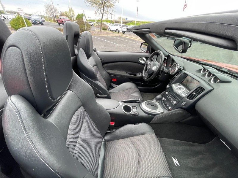 Nissan 370Z Roadster Vehicle Image 10