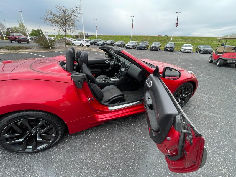 Nissan 370Z Roadster Vehicle Image 11