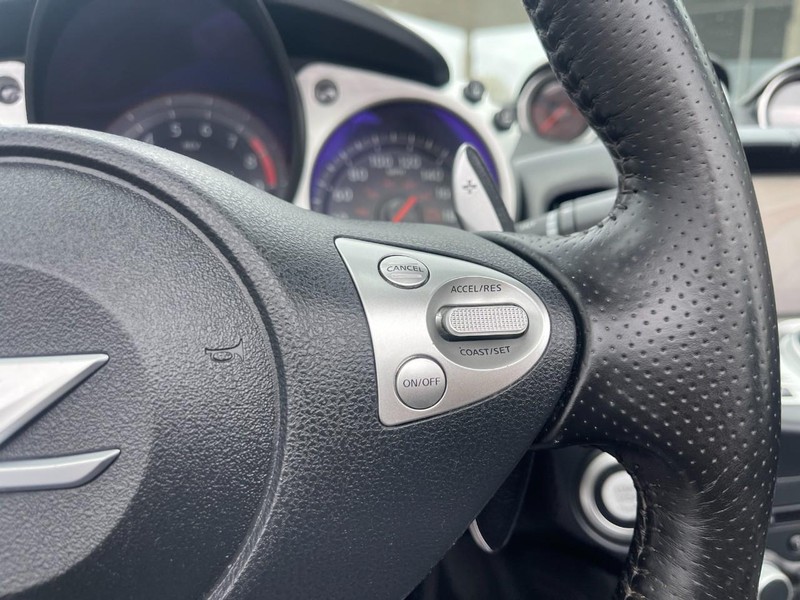 Nissan 370Z Roadster Vehicle Image 18