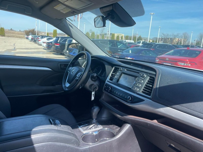 Toyota Highlander Vehicle Image 02
