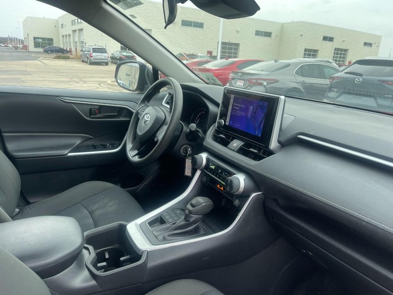 Toyota RAV4 Vehicle Image 02