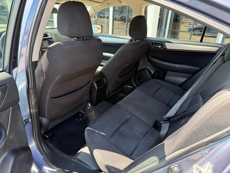 Subaru Legacy Vehicle Image 12