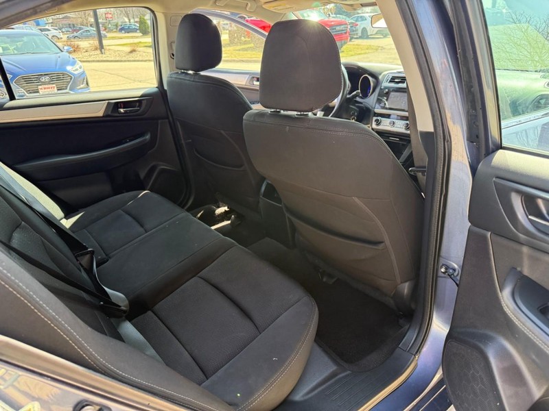 Subaru Legacy Vehicle Image 14