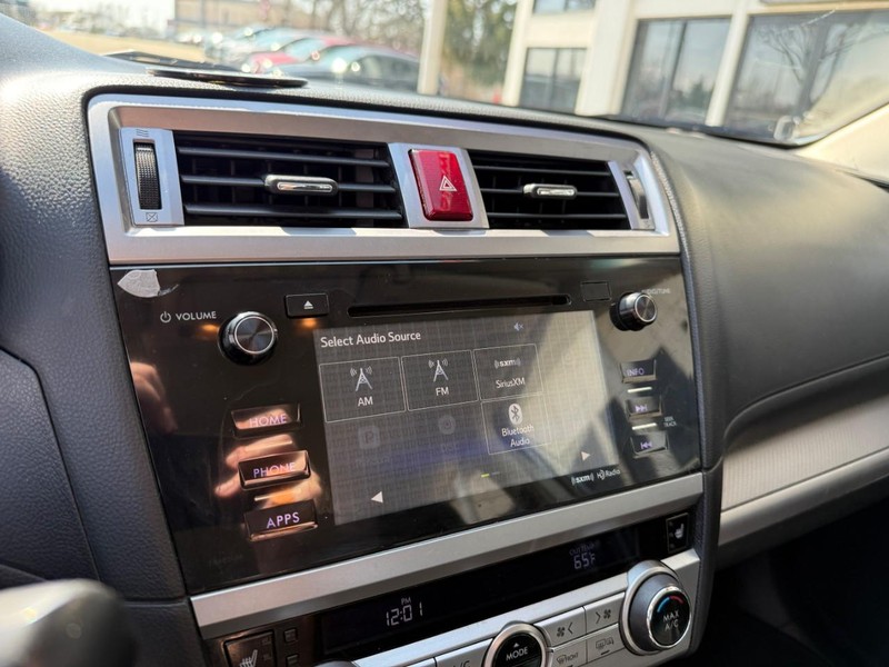 Subaru Legacy Vehicle Image 24