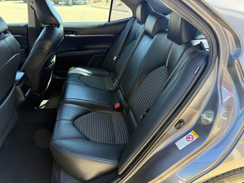 Toyota Camry Vehicle Image 11