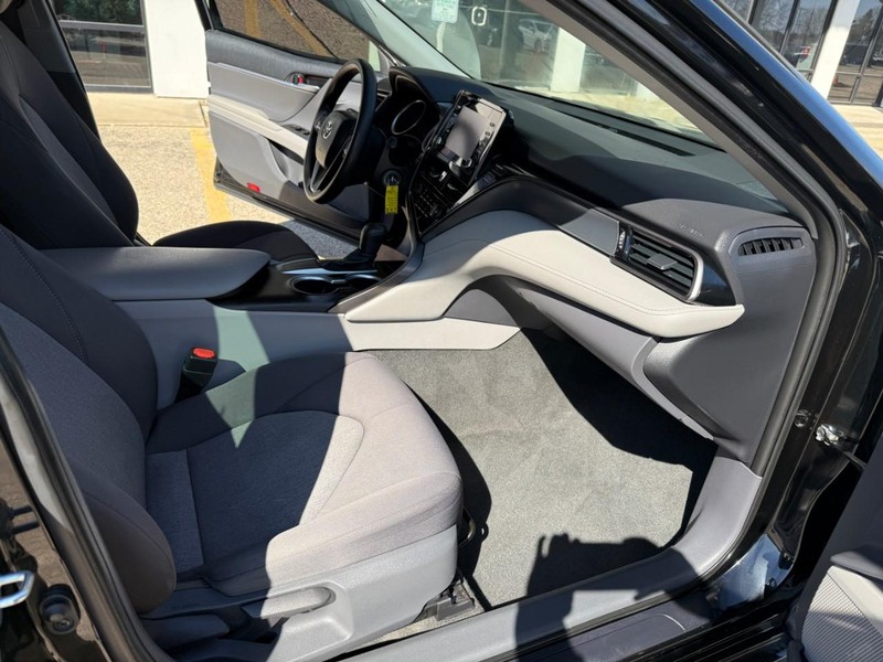 Toyota Camry Vehicle Image 16