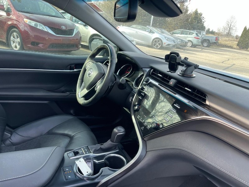 Toyota Camry Vehicle Image 02