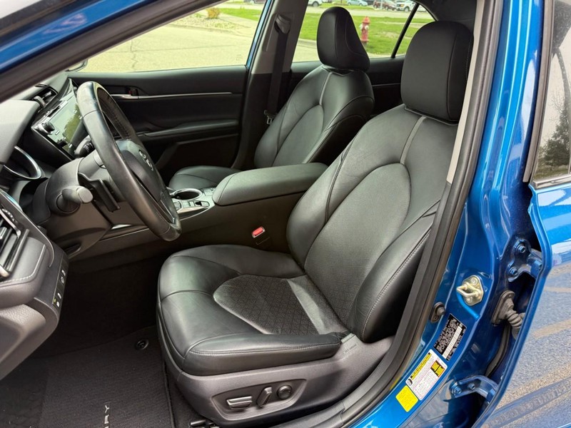 Toyota Camry Vehicle Image 09