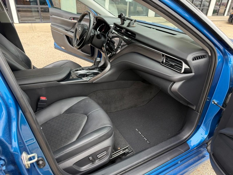 Toyota Camry Vehicle Image 16