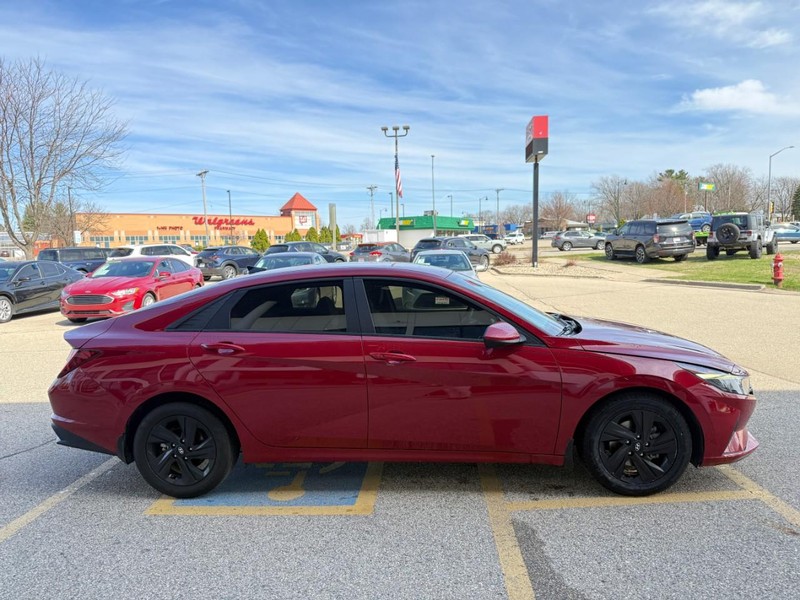 Hyundai Elantra Vehicle Image 04